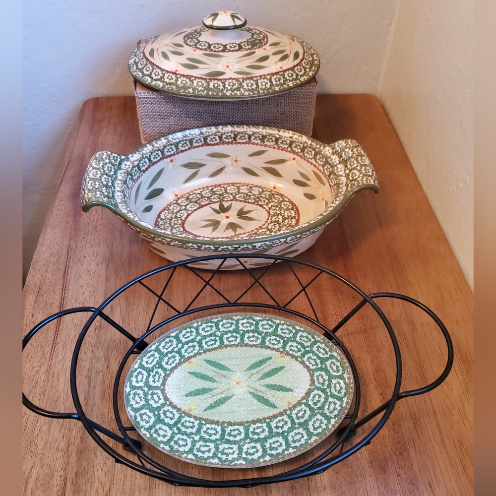 Temptations Old World Caserole Dish Set with Lid ,Trivet ,Metal Stand